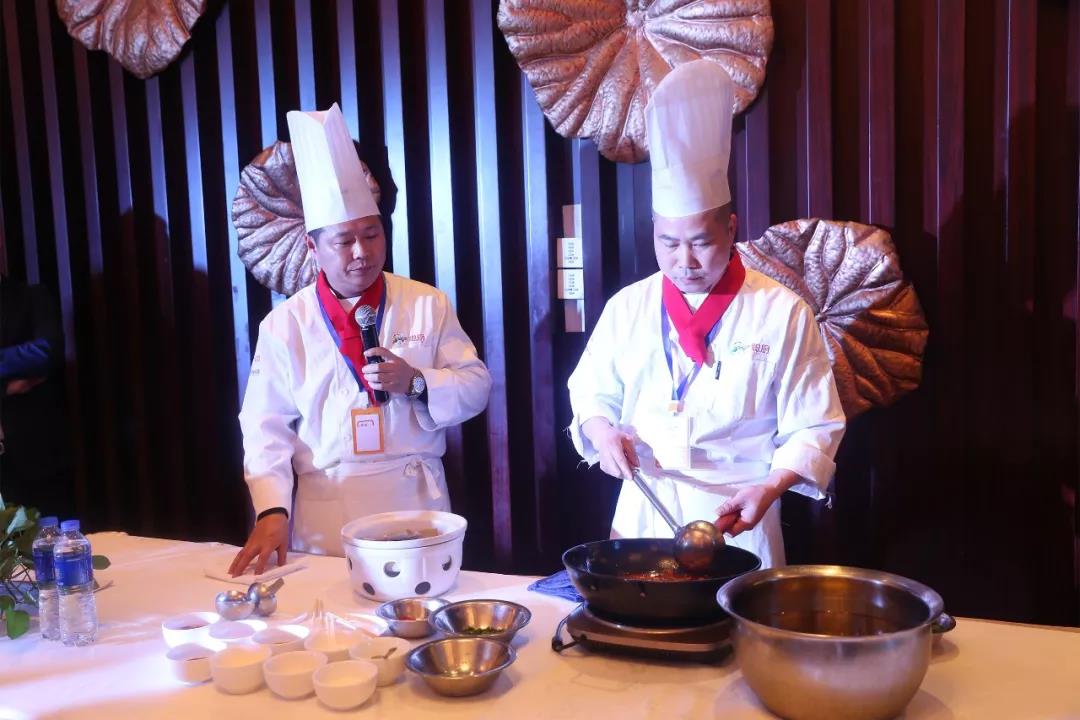 創(chuàng)新謀變,逆勢(shì)而上——2019聰廚廠商發(fā)展研討會(huì)暨宴席產(chǎn)品發(fā)布會(huì)勝利召開 創(chuàng)新謀變,逆勢(shì)而上——2019聰廚廠商發(fā)展研討會(huì)暨宴席產(chǎn)品發(fā)布會(huì)勝利召開